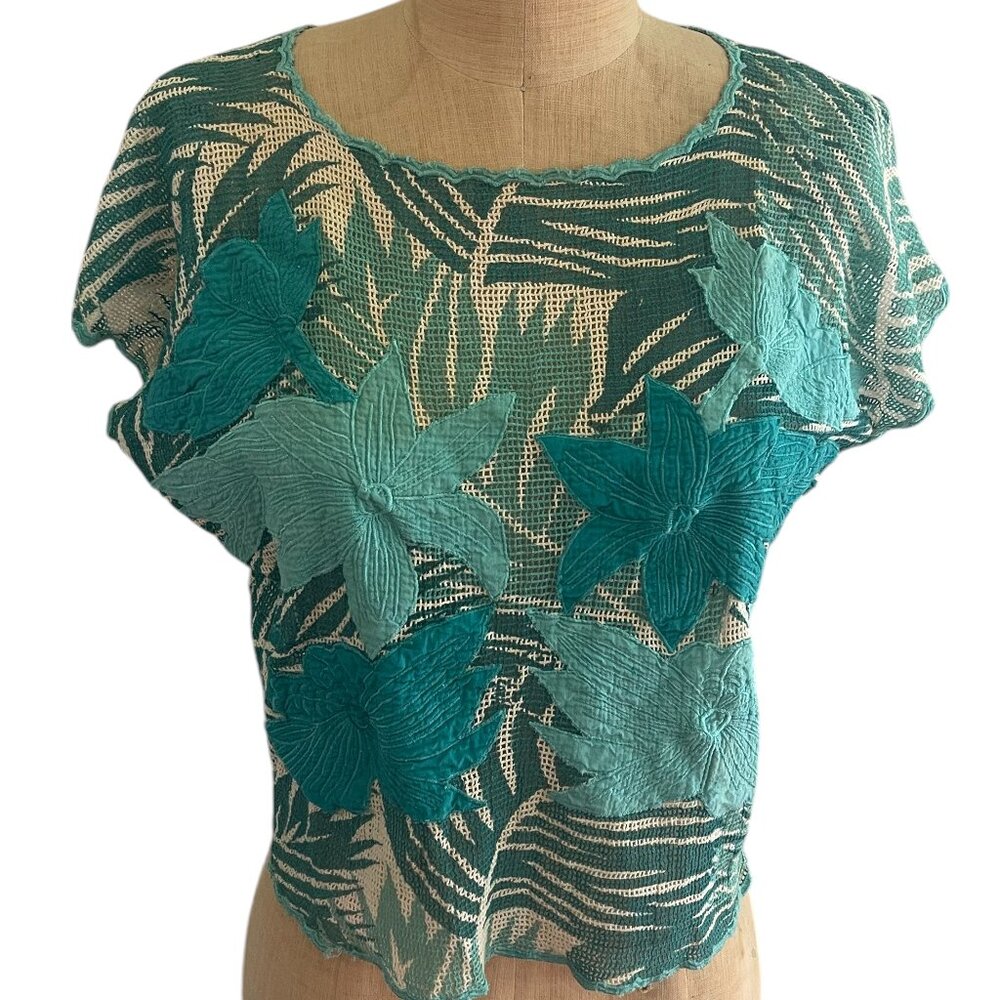 Cropped Turq. 1980's crochet top with flower theme